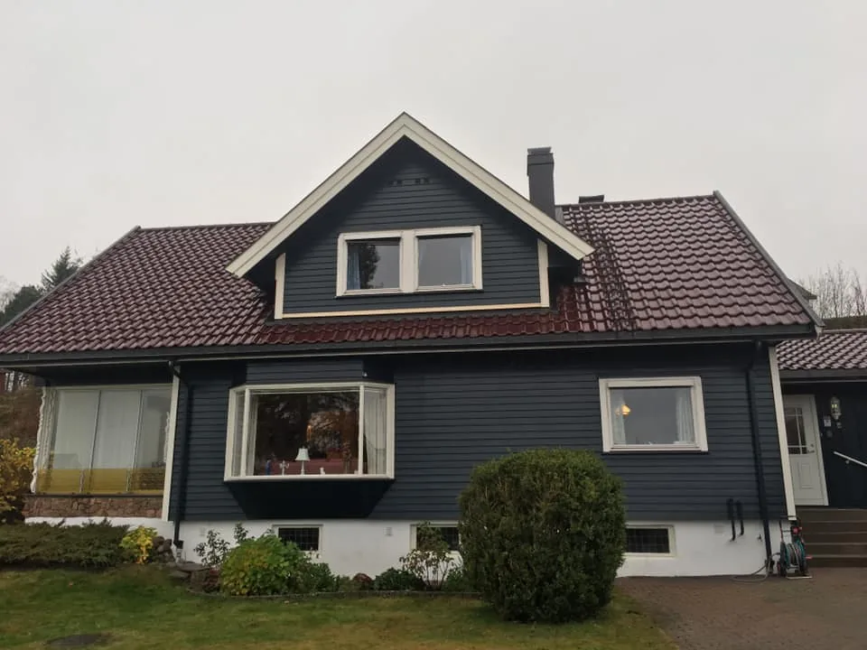 Enebolig med nylagt tak i brun glasert takstein