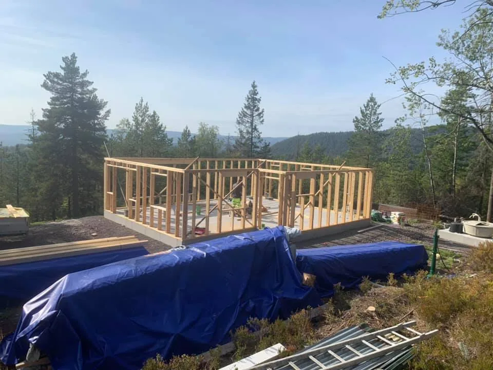 Reisverk til ny hytte på Tyriåsen med utsikt over skogen
