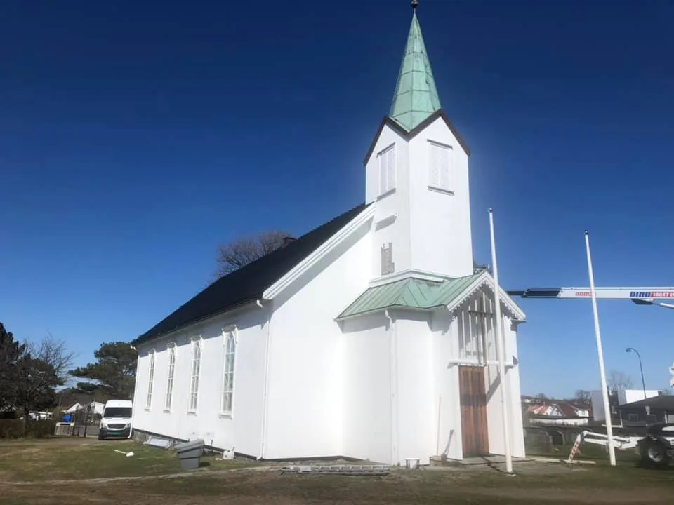 Hvasser kirke, nyetterisolert og kledd om av Botnebygg