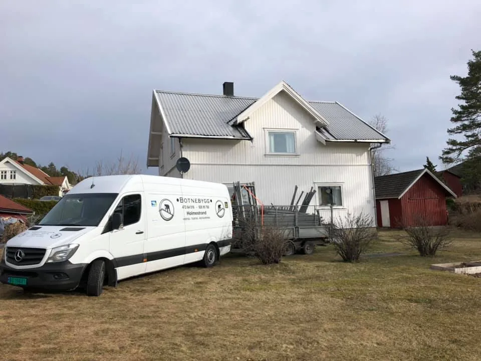 Botnebyggs varebil parkert ved en enebolig i Sande ved oppstart av en totalrenovering